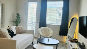Resort style 1 King and Twin Apt w Gym Pool Hot Tub